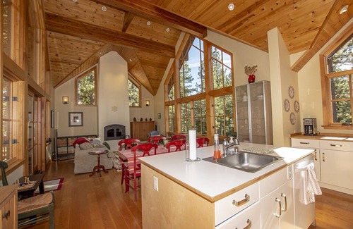 Twin Peaks Casa | Bola de nieve: casa / cabaña de 3 dormitorios / 3 baños en Tahoe City, para 8 personas
