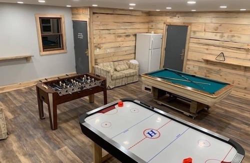 Speculator Casa | Snowmobile Access & Close to Oak Mt. SPACIOUS 5 Bedroom for large family/groups.