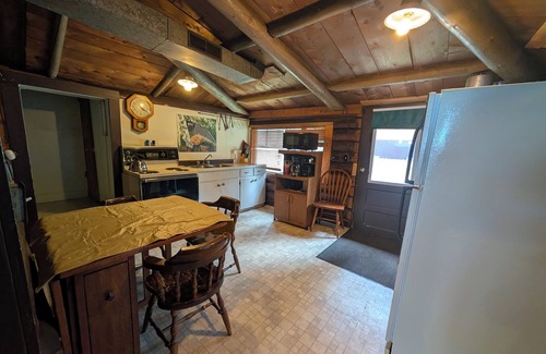The Pas Cabina | Snowy Owl: A lakefront log cabin at Clearwater Lake for the whole family!