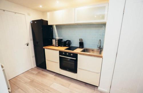 Hilton Apartamento | Snug 1BR Apt, Self Check In, Parking, By DerBnB