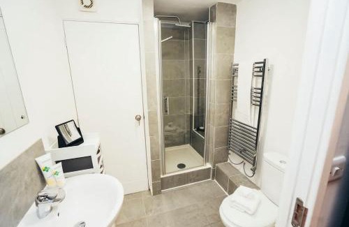 Hilton Apartamento | Snug 1BR Apt, Self Check In, Parking, By DerBnB