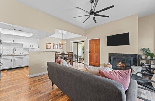 South Scottsdale Condominio | Snug 2BR Condo w/Pool, Patio, W/D near Old Town