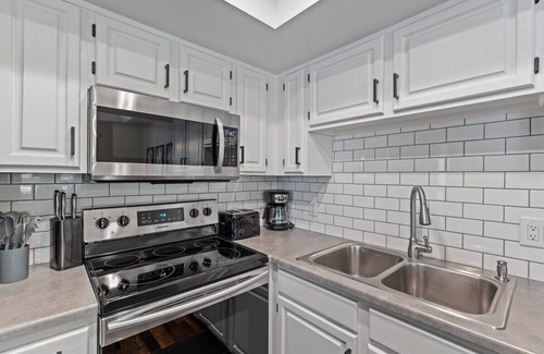 South Scottsdale Condominio | Snug 2BR Condo w/Pool, Patio, W/D near Old Town