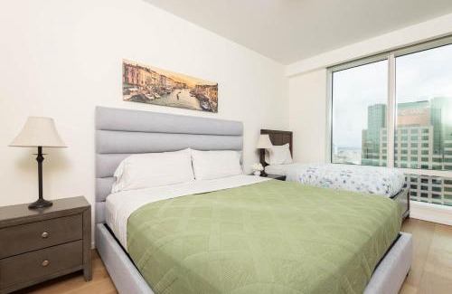 Downtown Los Angeles Apartamento | Snug 3BR HighRise with Pool, Spa & Rooftop Views