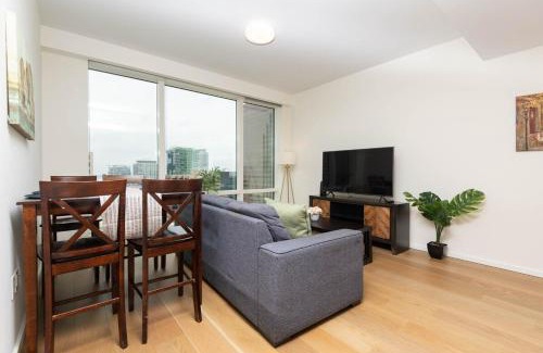 Downtown Los Angeles Apartamento | Snug 3BR HighRise with Pool, Spa & Rooftop Views
