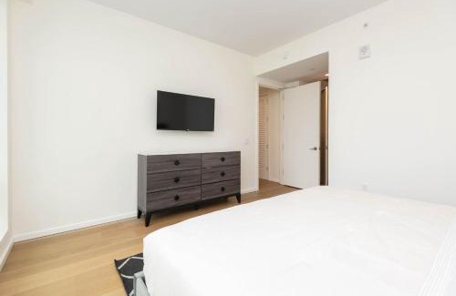 Downtown Los Angeles Apartamento | Snug 3BR HighRise with Pool, Spa & Rooftop Views