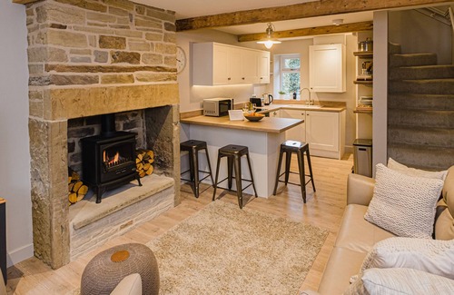 Hepworth Cabaña | SNUG COTTAGE, pet friendly, with a garden in Scholes