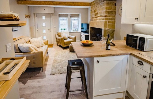Hepworth Cabaña | SNUG COTTAGE, pet friendly, with a garden in Scholes
