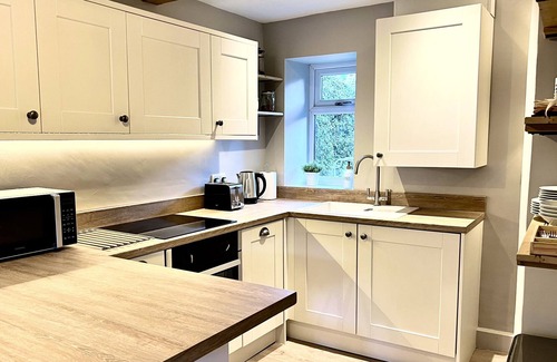 Hepworth Cabaña | SNUG COTTAGE, pet friendly, with a garden in Scholes