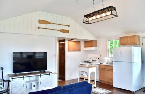 Snug Harbor Cabaña | Snug Harbor Waterfront Cottage Pet Friendly