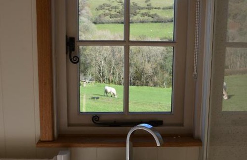 Trecastle Apartamento | Snug Oak Hut with a view on a Welsh Hill Farm