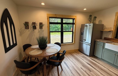 Kirby Cabina | Snuggle Inn, New Cabin near Albert Pike Rec Area