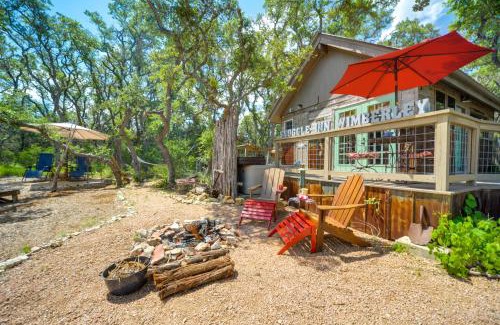 Wimberley Apartamento | Snuggle Inn Wimberley Cabin with Fire Pit and Deck