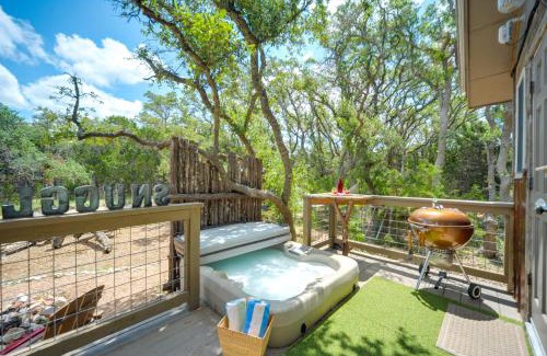Wimberley Apartamento | Snuggle Inn Wimberley Cabin with Fire Pit and Deck