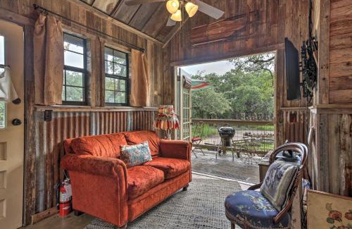 Wimberley Apartamento | Snuggle Inn Wimberley Cabin with Fire Pit and Deck
