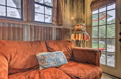 Wimberley Apartamento | Snuggle Inn Wimberley Cabin with Fire Pit and Deck