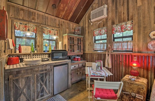 Wimberley Apartamento | ¡NUEVO! Cabaña Wimberley 'Snuggle Inn' w / Fire Pit + Deck