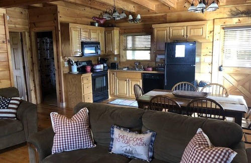 Spencer Cabina | Snuggle up in our 2/2 cozy cabin w/ hot tub. The perfect Fall getaway!