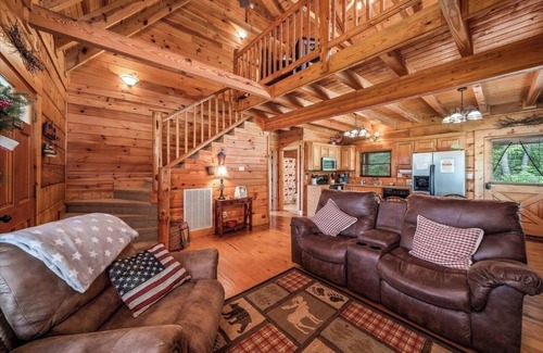 Spencer Cabina | Snuggle up in our 2/2 cozy cabin w/ hot tub. The perfect Fall getaway!