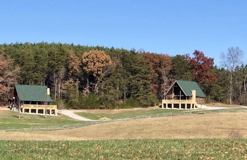 Spencer Cabina | Snuggle up in our 2/2 cozy cabin w/ hot tub. The perfect Fall getaway!
