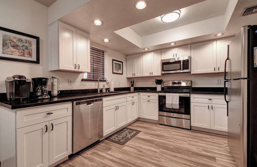 Paradise Valley Village Casa | So SnAZzy Ground Floor King
