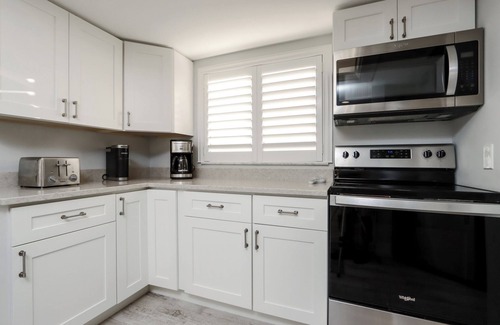 Beachview Country Club Estates Condominio | Soak in stunning Gulf views from Sundial N301, a stylishly updated third-floor condo on Sanibel