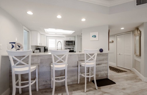 Beachview Country Club Estates Condominio | Soak in stunning Gulf views from Sundial N301, a stylishly updated third-floor condo on Sanibel