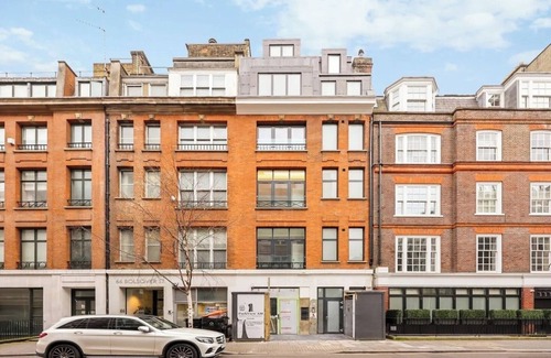 Fitzrovia Condominio | Soak in the Spalike Marble Bath at Plush Penthouse