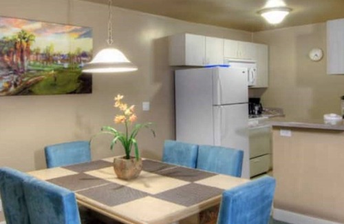 Canyon Corridor Condominio | SOAK UP SUMMER! 2 BD for 6! POOLSIDE BAR n' MORE!
