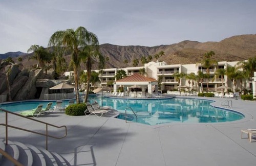 Canyon Corridor Condominio | SOAK UP SUMMER! 2 BD for 6! POOLSIDE BAR n' MORE!