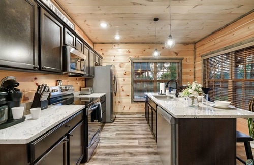 Sevierville Chalet De Esquí | 🌊Soaky Mtn 🐻 Natl Park 🏌️‍♀️Golf Club🔥Hot Tub🏒Air Hockey ⛳️Golden Tee 🎥Movie Room