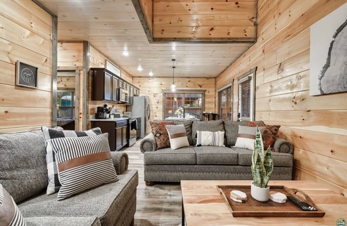 Sevierville Chalet De Esquí | 🌊Soaky Mtn 🐻 Natl Park 🏌️‍♀️Golf Club🔥Hot Tub🏒Air Hockey ⛳️Golden Tee 🎥Movie Room