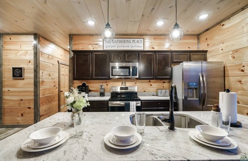 Sevierville Chalet De Esquí | 🌊Soaky Mtn 🐻 Natl Park 🏌️‍♀️Golf Club🔥Hot Tub🏒Air Hockey ⛳️Golden Tee 🎥Movie Room