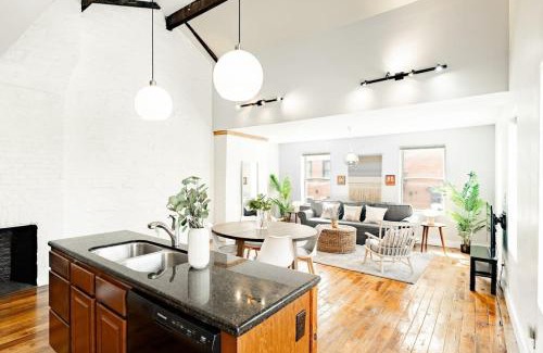 Pendleton Apartamento | Soaring 2BR Parkside Loft Walkable to it All