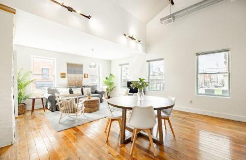 Pendleton Apartamento | Soaring 2BR Parkside Loft Walkable to it All