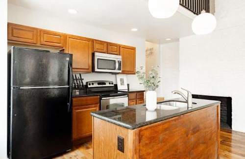 Pendleton Apartamento | Soaring 2BR Parkside Loft Walkable to it All