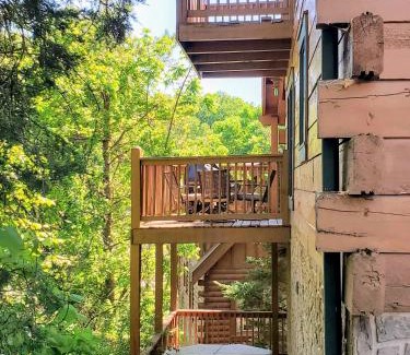Pigeon Forge Casa | Soaring Eagle Family Cabin w Resort Pool Daily Free Tickets
