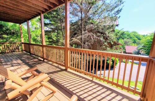 Pigeon Forge Casa | Soaring Eagle Family Cabin w Resort Pool Daily Free Tickets