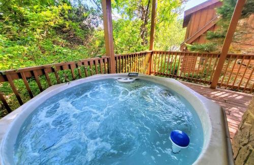 Pigeon Forge Casa | Soaring Eagle Family Cabin w Resort Pool Daily Free Tickets