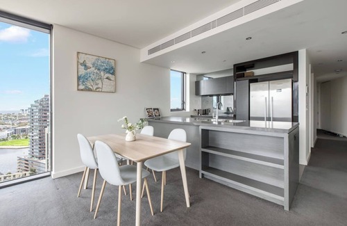 Docklands Apartamento | Soaring Heights Vibrant Docklands Living with Pool