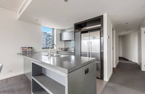 Docklands Apartamento | Soaring Heights Vibrant Docklands Living with Pool