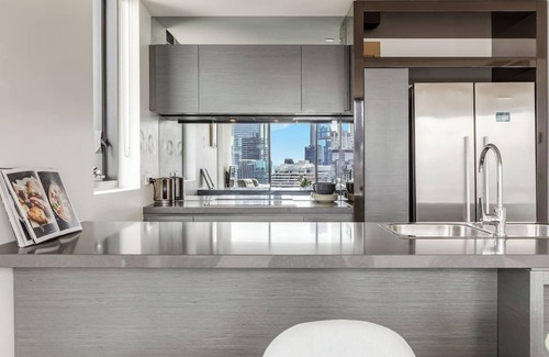 Docklands Apartamento | Soaring Heights Vibrant Docklands Living with Pool