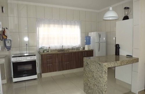 Jardim California Casa | SOBRADO CON 03 HABITACIONES Y PISCINA CENTRO DE CARAGUATATUBA JUNTO A LA BOLA DE EVENTOS