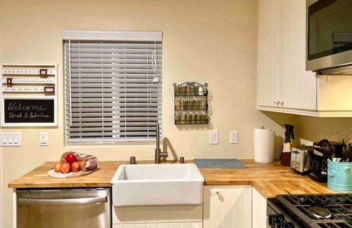 North Central Casa | SoCal Daze, a Cozy Bungalow + Parking, Patio, BBQ