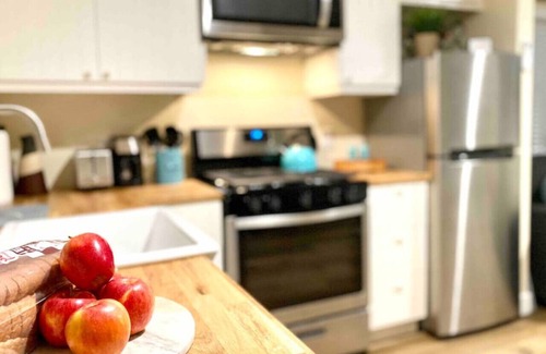 North Central Casa | SoCal Daze, a Cozy Bungalow + Parking, Patio, BBQ