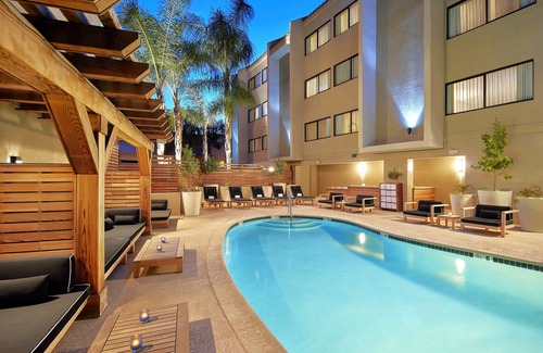 Calabasas Casa | SoCal Fit Room Two Queen, The Anza A Calabasas, Pool, Close to Lake Calabasas