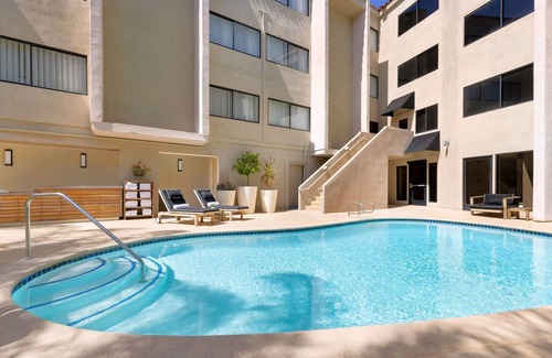 Calabasas Casa | SoCal Fit Room Two Queen, The Anza A Calabasas, Pool, Close to Lake Calabasas