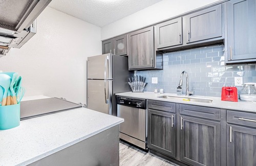 Dawson Apartamento | SoCo 1BR suite w pool, king bed, close to Downtown