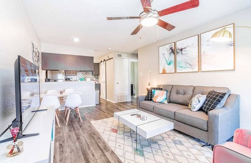 Dawson Apartamento | SoCo 1BR suite w pool, king bed, close to Downtown