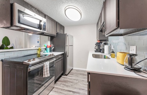 Dawson Apartamento | Soco 2BR Comfy Suite w Pool King bed Fast Wifi